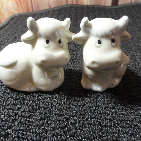 Cute Cow porcelain Salt & Pepper Set~Cute EYES~Vintage?~Farm decor - Picture 1 of 5